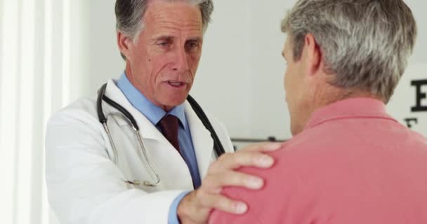 Médico Sênior Conversando Com Paciente Idoso Com Mão Ombro — Vídeo de Stock