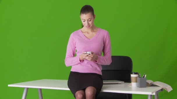 Genç Kadını Masada Otururken Mesajlaşıyor — Stok video