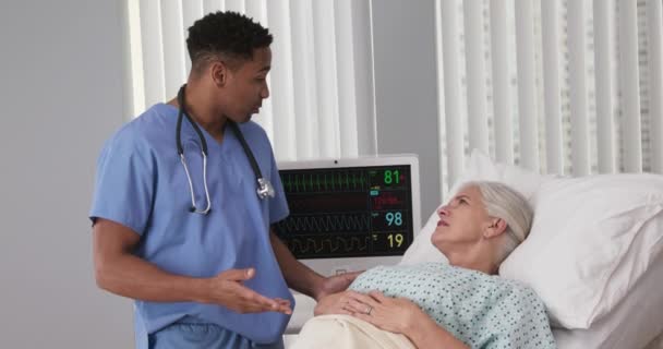 Una Joven Enfermera Negra Hablando Con Una Anciana Que Descansa — Vídeos de Stock