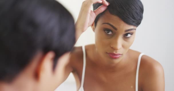 Mujer Negra Arreglando Cabello Haciendo Una Cara Espejo — Vídeo de stock