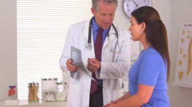 Kadın doktor röntgenleri hakkında sorular soruyor.