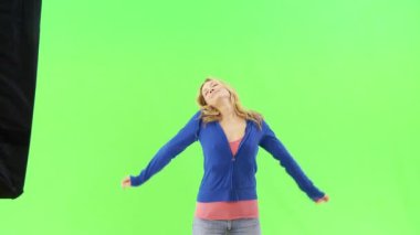 Genç mutlu kadın esniyor