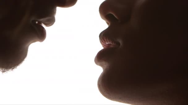 Крупный План Поцелуев Чёрной Пары — стоковое видео