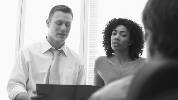 オフィスで仕事の話をする若いビジネスの同僚 — ストック動画