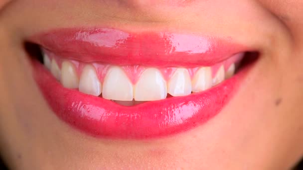 Extreme Nahaufnahme Lächelnder Lippen — Stockvideo