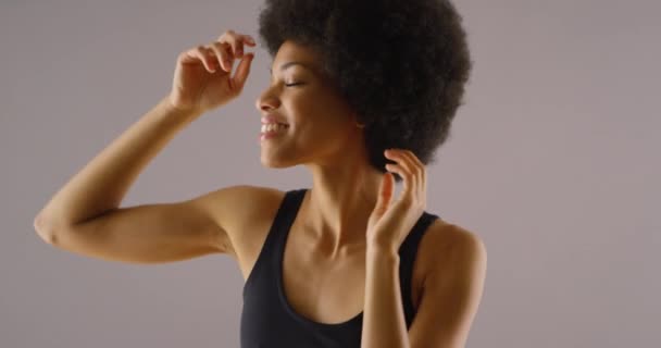 Mujer Africana Vestido Negro Con Las Manos Aire Bailando Slow — Vídeos de Stock