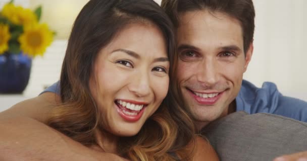 一个快乐的混合种族夫妇的肖像 — 图库视频影像