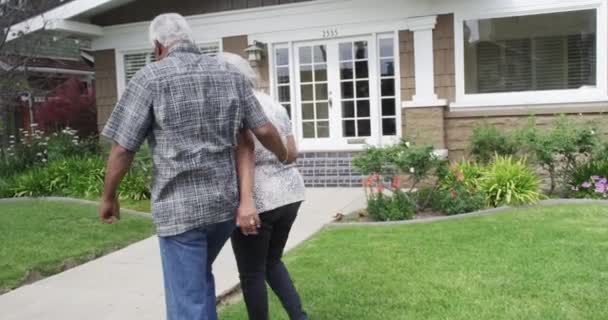 Senior Negro Pareja Caminar Nuevo Hogar — Vídeos de Stock