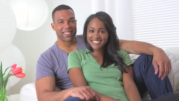 Porträt Eines Glücklichen Schwarzen Paares Auf Der Couch — Stockvideo