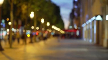 Paris Fransa 'daki Şanzelize' de gece sahnesinin odak noktasından çıkarılması. Geceleri Fransız şehir merkezinin Bokeh arka plan plakası