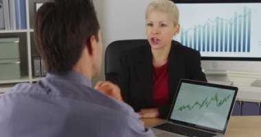 Gelecekteki pazarlama fikirleri tartışmak iş ortakları