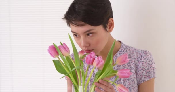 Mooie Chinese Vrouw Regelen Tulpen — Stockvideo