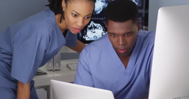 Dois Jovens Médicos Trabalhando Juntos Vários Computadores — Vídeo de Stock