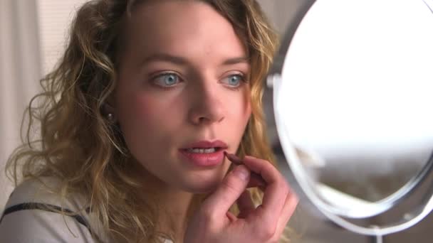 Blanke Vrouw Zet Lippenstift — Stockvideo
