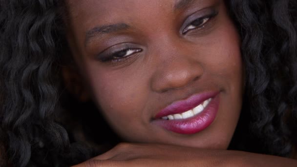 Gülümseyen Siyah Gencin Portresi — Stok video