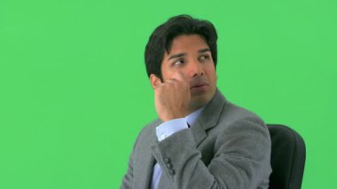 Doğu Hintli işadamı yeşil ekranda düşünüyor