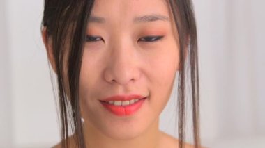 Çekici Çinli kadının yakın çekimi.