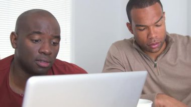 Masada çalışan Afrikalı iş ortakları takımı.