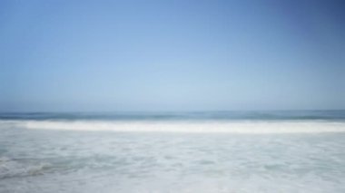 Büyük dalgalar, yeşil ekran veya krom anahtar için suyun üzerinde uçan bir pelikanla birbirlerine çarpıyorlar. Birleşiklik ya da anahtarlama için odak dışı ya da odaksız.