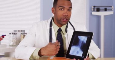 Siyah doktor gözden geçirme boyun x-ışını