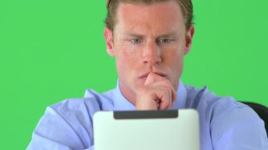 Yeşil ekranda işadamının gülümsemesini yakından çek