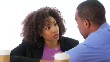 İki iş adamı yüz yüze konuşuyor.