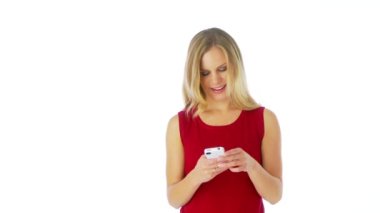 Kameraya mesaj atan ve gülümseyen kadın.