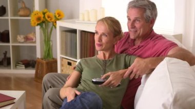 Son sınıf çifti birlikte spor maçı izliyorlar.