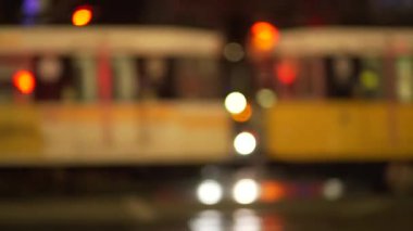 Şehir merkezinde gece vakti Bokeh ışıklarıyla geçen hafif tren plakası dışında. Yeşil ekran bileşimi için bulanık video arkaplanı. 4k