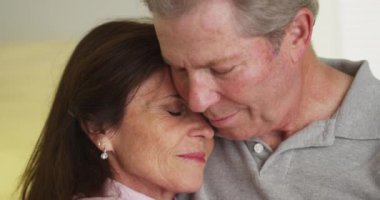 Sevimli yaşlı çift birbirlerine sarılıyorlar.