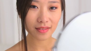 Kırmızı rujlu Çinli kadının yakın çekimi.