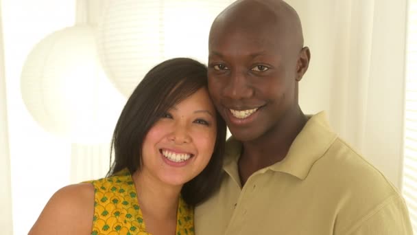 Retrato Casal Afro Americano Asiático Sorrindo — Vídeo de Stock