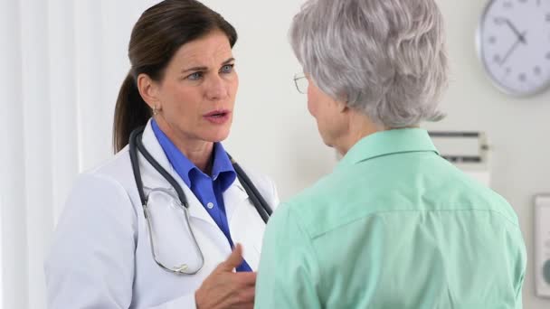 Doctora Mayor Hablando Con Paciente Edad Avanzada — Vídeos de Stock