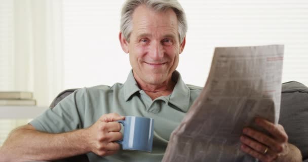 Lächelnde Senioren Lesen Zeitung Bei Kaffee — Stockvideo