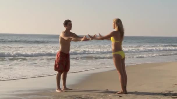 Jovem Casal Sendo Pateta Beijando Praia — Vídeo de Stock