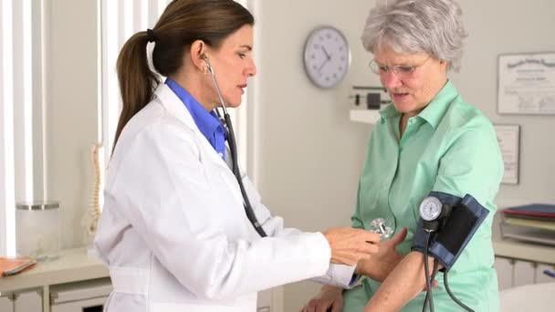 高齢者の血圧を調べる先輩医師 — ストック動画