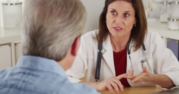 先輩医師のアドバイス高齢患者 — ストック動画