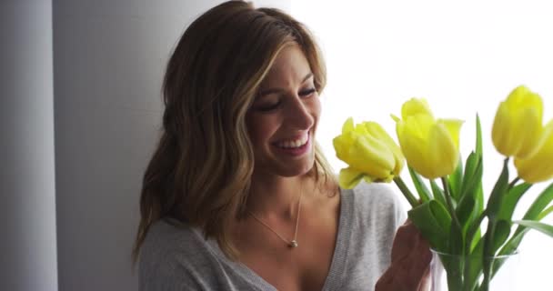 Jeune Femme Souriant Sentant Bouquet Fleurs — Video