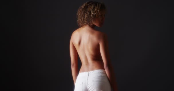 ジーンズ姿のトップレス黒人女性の背面図 — ストック動画