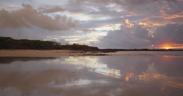 Bakgrund Platta Reflekterande Sandstrand Vid Solnedgången Costa Rica För Grön — Stockvideo
