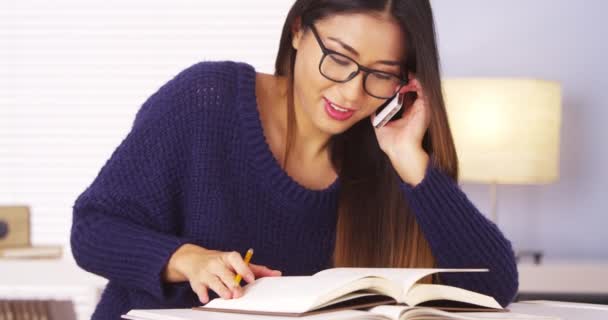 Japonais Femme Parler Sur Smartphone Pour Aide Aux Devoirs — Video