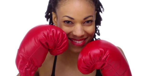 戴拳击手套的非洲妇女 — 图库视频影像