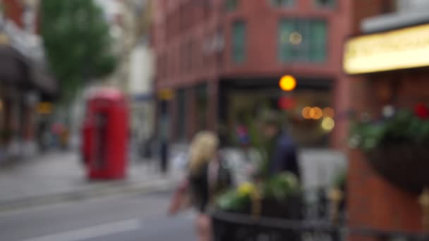 Tanımlanamayan Insanların Yürüdüğü Arabaların Londra Caddesinde Sürdüğü Bulanık Bir Kare — Stok video