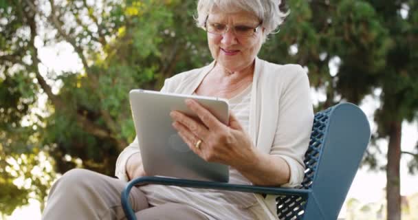 Oudere Vrouw Met Behulp Van Tablet Buiten — Stockvideo