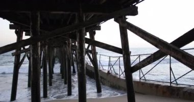 Yeşil ekran ya da krom anahtar için gökyüzü patlamış ahşap iskele. Birleşiklik ya da anahtarlama için odak dışı ya da odaksız çekim. 4k