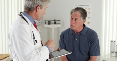 Kıdemli doktor ve hasta ofiste konuşmak