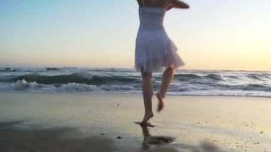 Dans eden genç bir kadınla Sahil Balesi