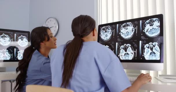 两名女医生在电脑上合作的后视 — 图库视频影像