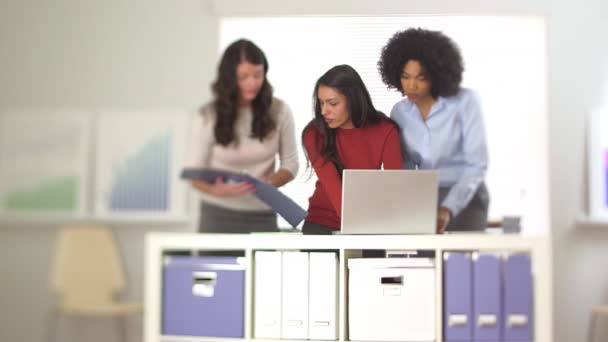 Mulher Negócios Hispânica Trabalhando Laptop Com Colegas Trabalho — Vídeo de Stock