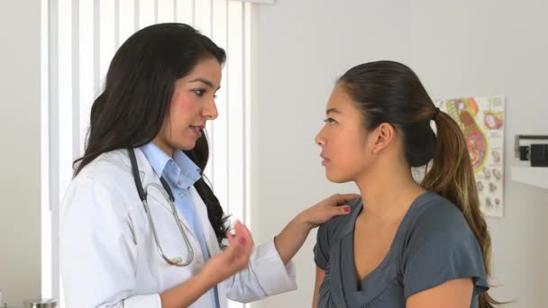 Feminino Hispânico Médico Aconselha Asiático Paciente — Vídeo de Stock